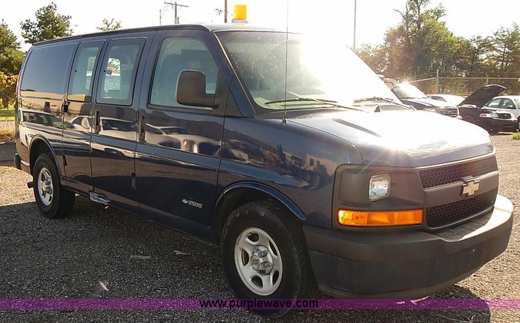 image for item E7760 2003 Chevrolet Express 2500 Cargo van