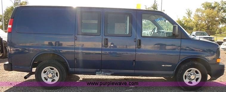 image for item E7760 2003 Chevrolet Express 2500 Cargo van