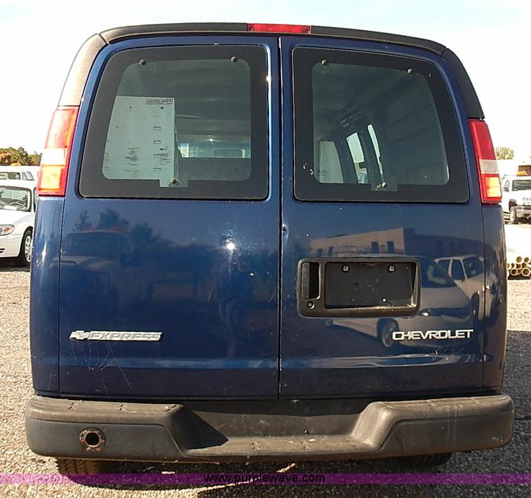 image for item E7760 2003 Chevrolet Express 2500 Cargo van