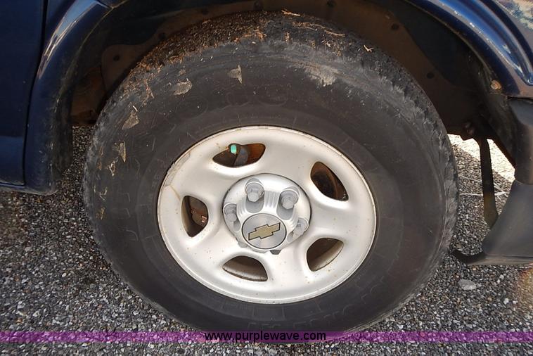 image for item E7760 2003 Chevrolet Express 2500 Cargo van