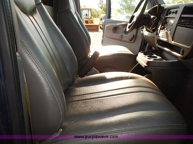 image for item E7760 2003 Chevrolet Express 2500 Cargo van