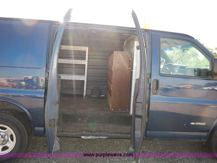 image for item E7760 2003 Chevrolet Express 2500 Cargo van
