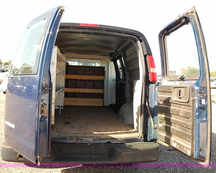 image for item E7760 2003 Chevrolet Express 2500 Cargo van