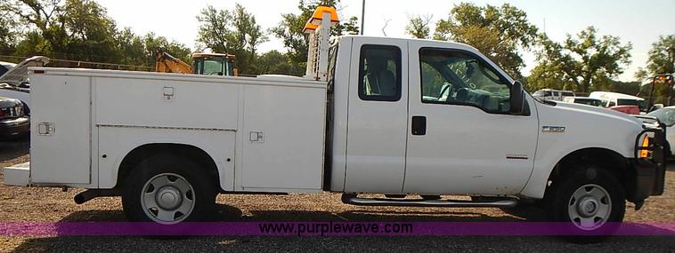 image for item E7761 2006 Ford F250 Super Duty XL SuperCab utility truck