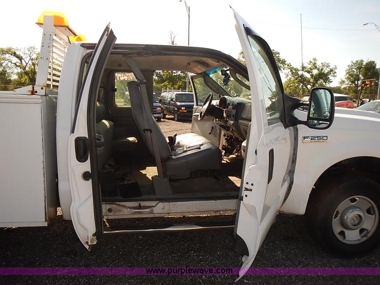 image for item E7761 2006 Ford F250 Super Duty XL SuperCab utility truck
