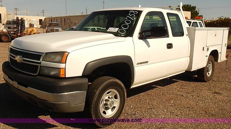 image for item E7762 2005 Chevrolet Silverado 2500HD Ext. Cab utility truck