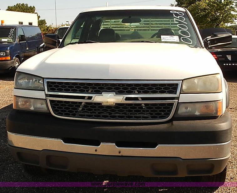 image for item E7762 2005 Chevrolet Silverado 2500HD Ext. Cab utility truck