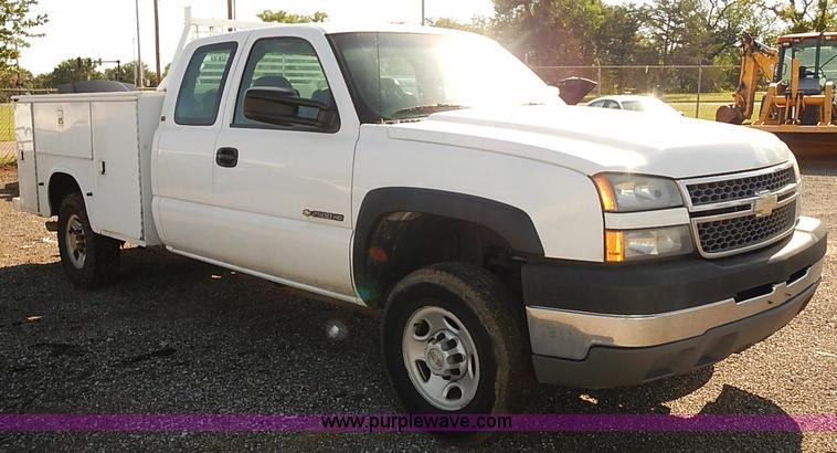 image for item E7762 2005 Chevrolet Silverado 2500HD Ext. Cab utility truck