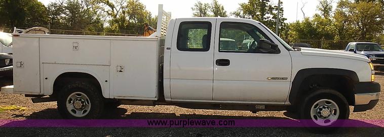image for item E7762 2005 Chevrolet Silverado 2500HD Ext. Cab utility truck