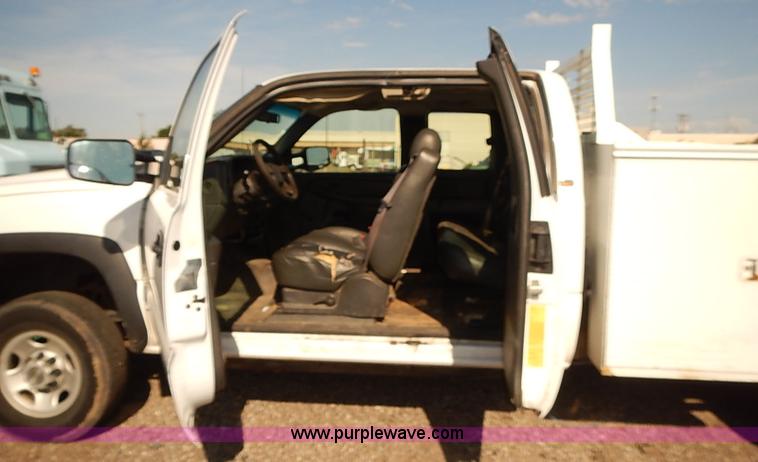 image for item E7762 2005 Chevrolet Silverado 2500HD Ext. Cab utility truck