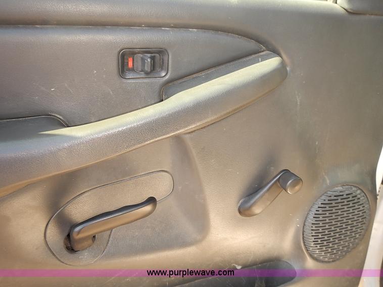 image for item E7762 2005 Chevrolet Silverado 2500HD Ext. Cab utility truck