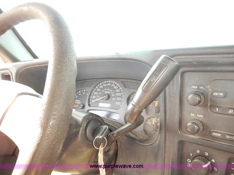 image for item E7762 2005 Chevrolet Silverado 2500HD Ext. Cab utility truck