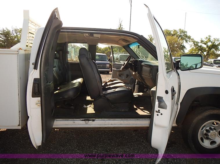 image for item E7762 2005 Chevrolet Silverado 2500HD Ext. Cab utility truck
