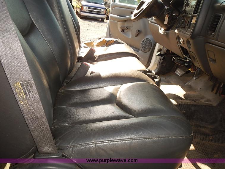 image for item E7762 2005 Chevrolet Silverado 2500HD Ext. Cab utility truck