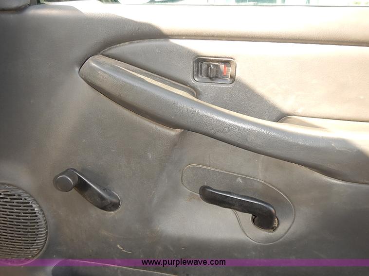 image for item E7762 2005 Chevrolet Silverado 2500HD Ext. Cab utility truck