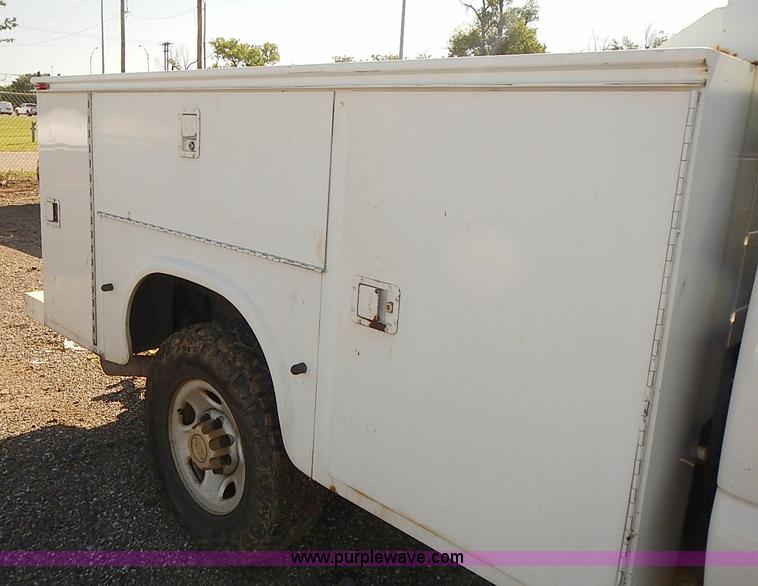 image for item E7762 2005 Chevrolet Silverado 2500HD Ext. Cab utility truck