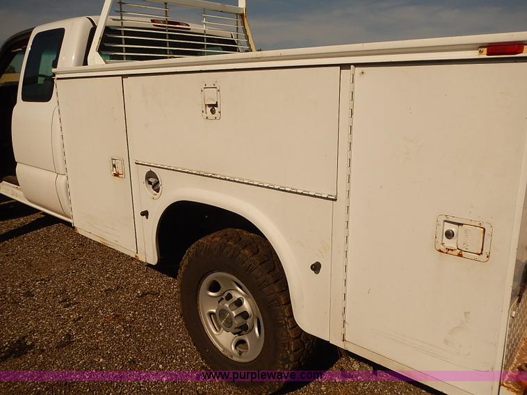 image for item E7762 2005 Chevrolet Silverado 2500HD Ext. Cab utility truck