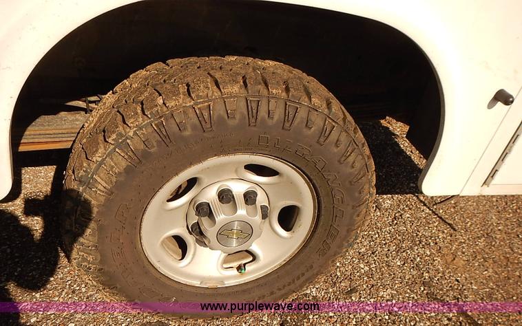 image for item E7762 2005 Chevrolet Silverado 2500HD Ext. Cab utility truck