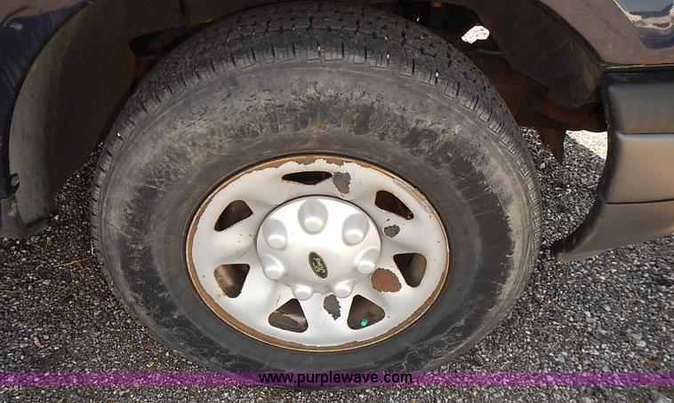 image for item E7765 2002 Ford F150 XL pickup truck