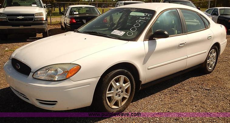 image for item E7767 2006 Ford Taurus SE