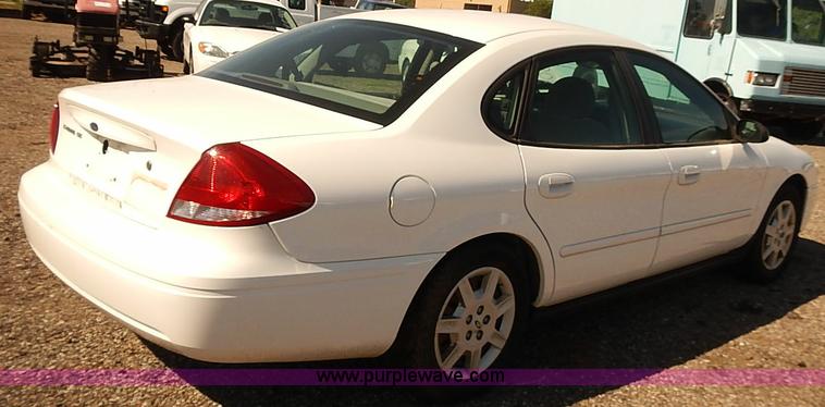 image for item E7767 2006 Ford Taurus SE