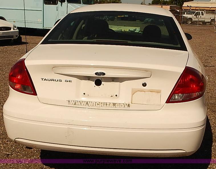 image for item E7767 2006 Ford Taurus SE