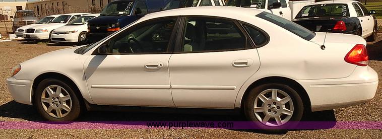image for item E7767 2006 Ford Taurus SE