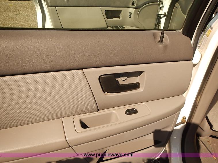 image for item E7767 2006 Ford Taurus SE