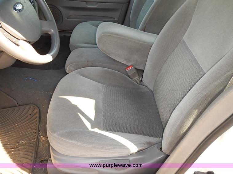 image for item E7767 2006 Ford Taurus SE