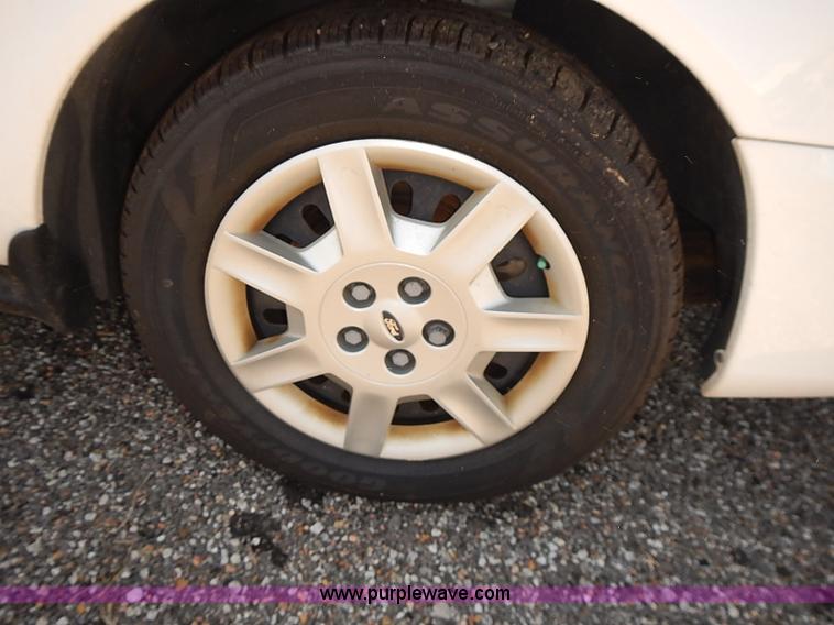 image for item E7767 2006 Ford Taurus SE