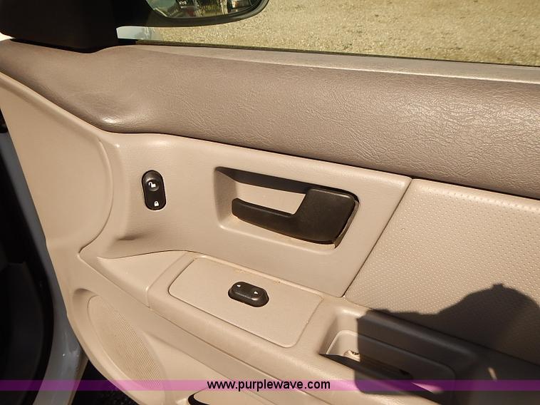 image for item E7767 2006 Ford Taurus SE