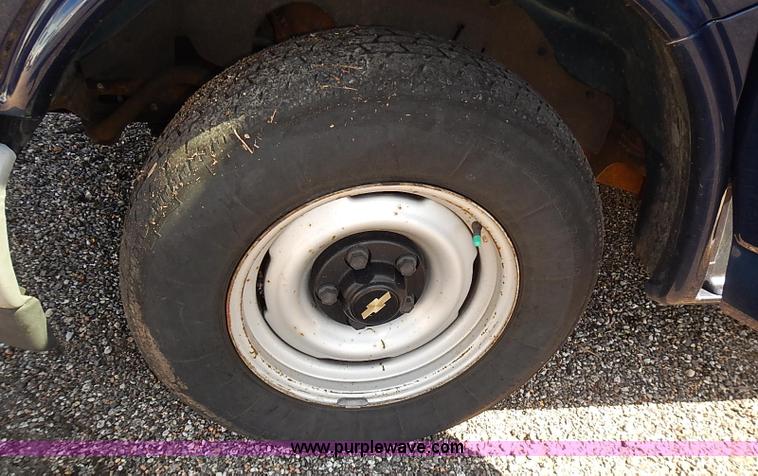 image for item E7769 2002 Chevrolet Express 1500 Cargo van