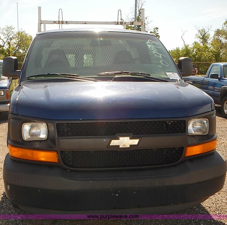 image for item E7770 2003 Chevrolet Express 2500 Cargo van