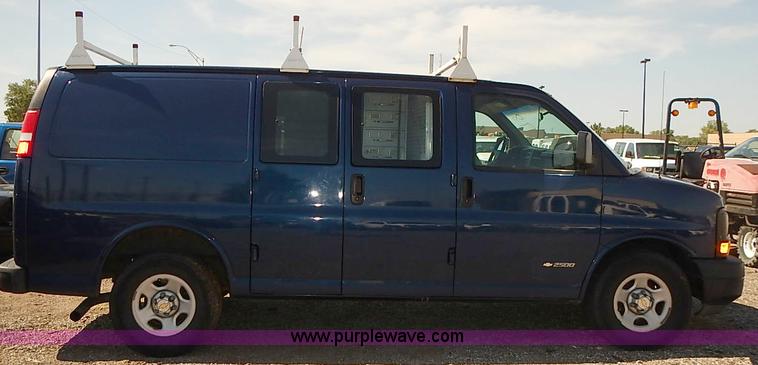 image for item E7770 2003 Chevrolet Express 2500 Cargo van