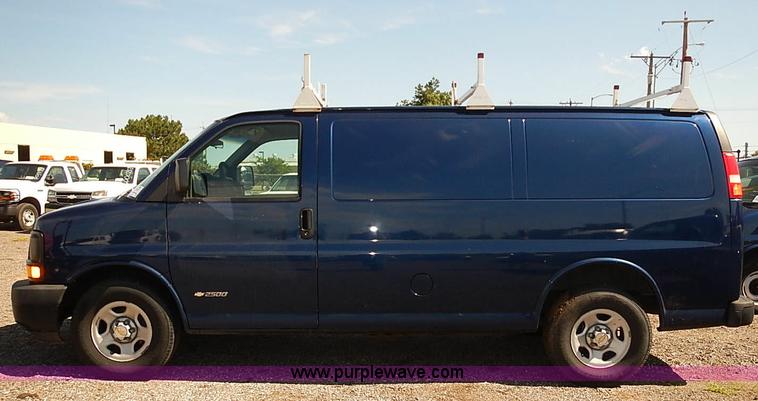 image for item E7770 2003 Chevrolet Express 2500 Cargo van