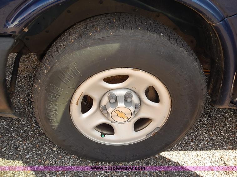 image for item E7770 2003 Chevrolet Express 2500 Cargo van