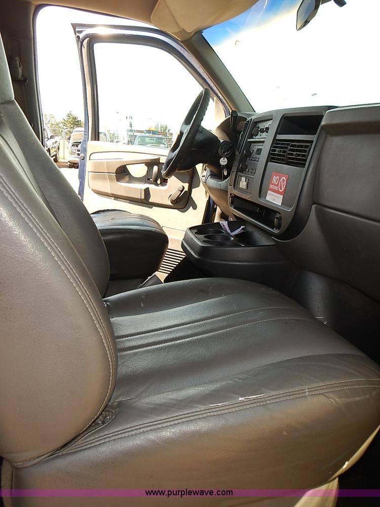 image for item E7770 2003 Chevrolet Express 2500 Cargo van