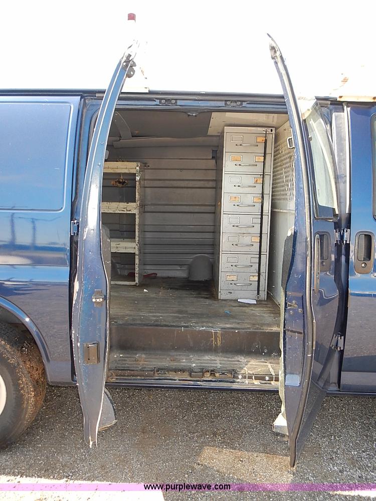 image for item E7770 2003 Chevrolet Express 2500 Cargo van