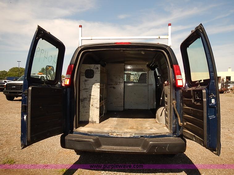 image for item E7770 2003 Chevrolet Express 2500 Cargo van