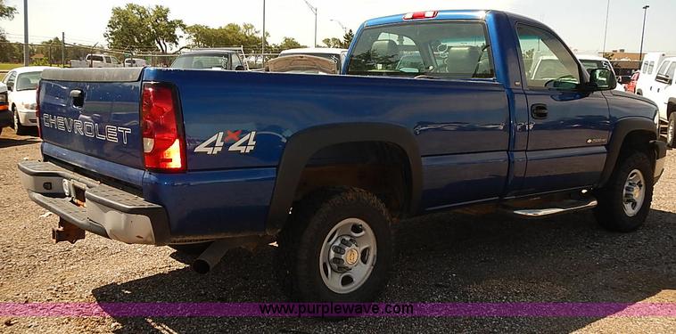 image for item E7772 2004 Chevrolet Silverado 2500HD pickup truck