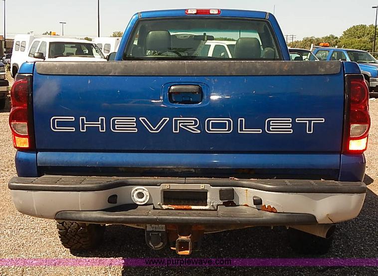 image for item E7772 2004 Chevrolet Silverado 2500HD pickup truck