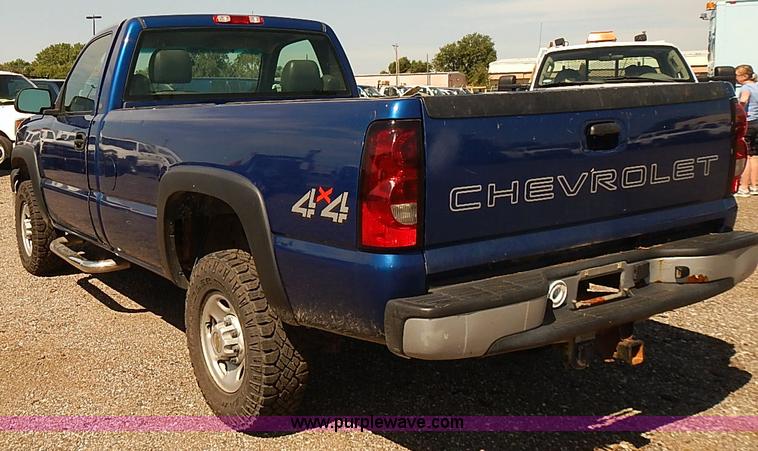 image for item E7772 2004 Chevrolet Silverado 2500HD pickup truck