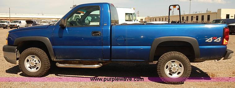 image for item E7772 2004 Chevrolet Silverado 2500HD pickup truck