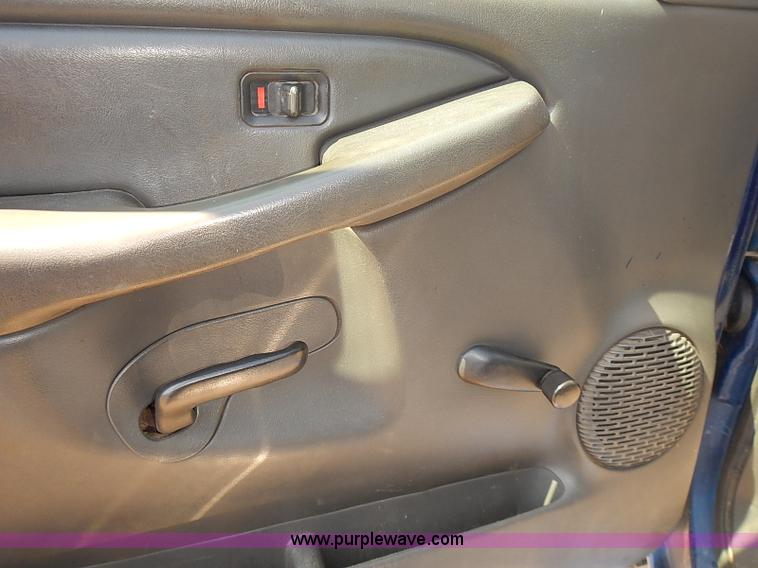 image for item E7772 2004 Chevrolet Silverado 2500HD pickup truck