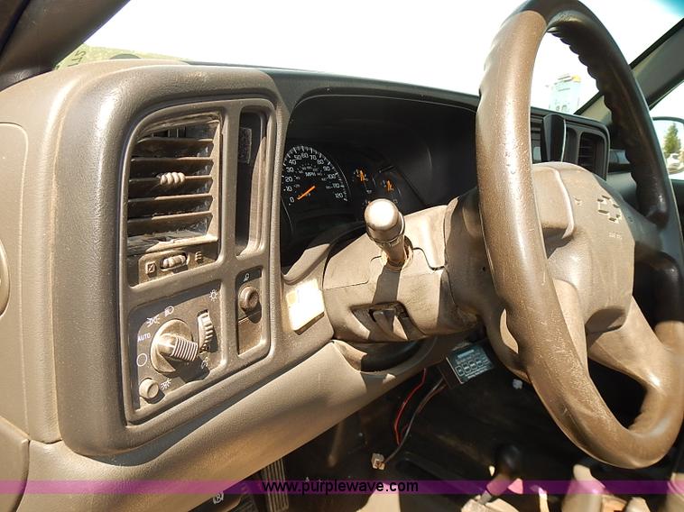 image for item E7772 2004 Chevrolet Silverado 2500HD pickup truck