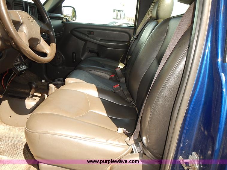 image for item E7772 2004 Chevrolet Silverado 2500HD pickup truck