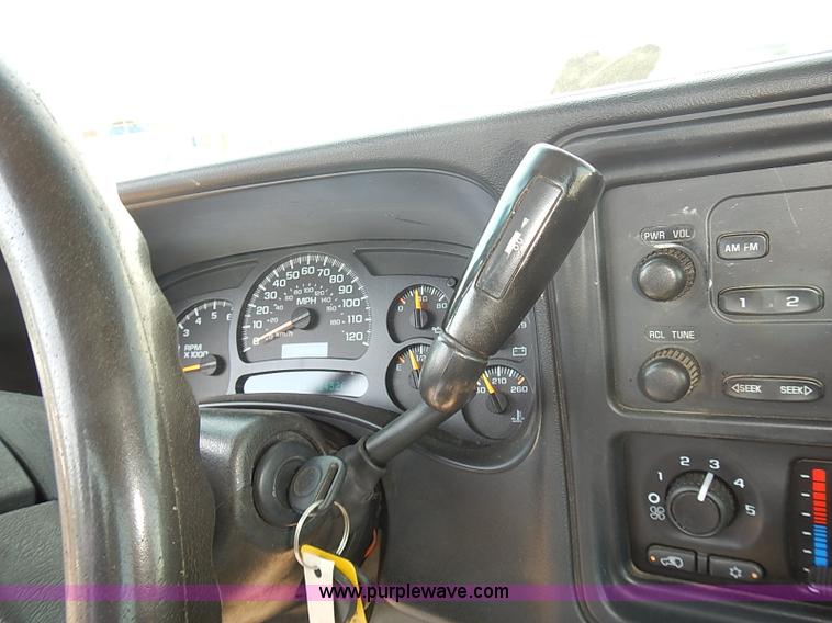 image for item E7772 2004 Chevrolet Silverado 2500HD pickup truck
