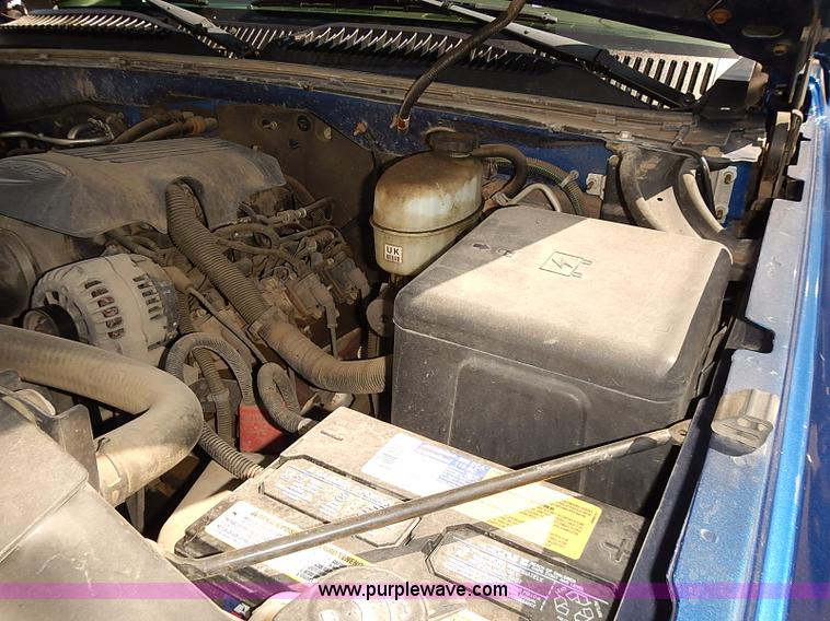 image for item E7772 2004 Chevrolet Silverado 2500HD pickup truck