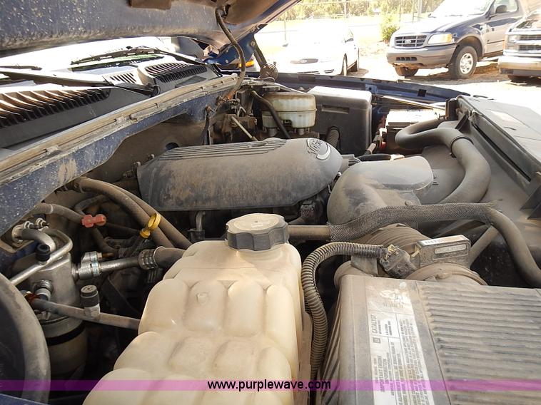 image for item E7772 2004 Chevrolet Silverado 2500HD pickup truck