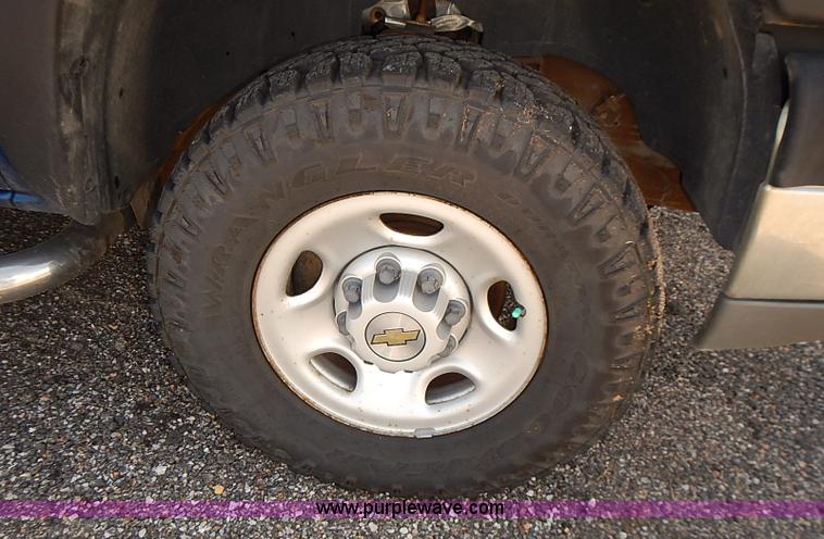 image for item E7772 2004 Chevrolet Silverado 2500HD pickup truck